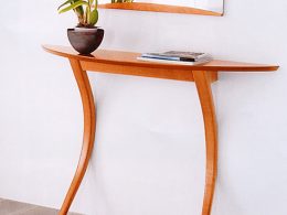 Конзолните масички – декоративни, но и полезни Конзолните масички – декоративни, но и полезни