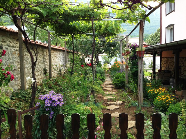 Градината край къщата на Алекс Алипиев - с. Паволче