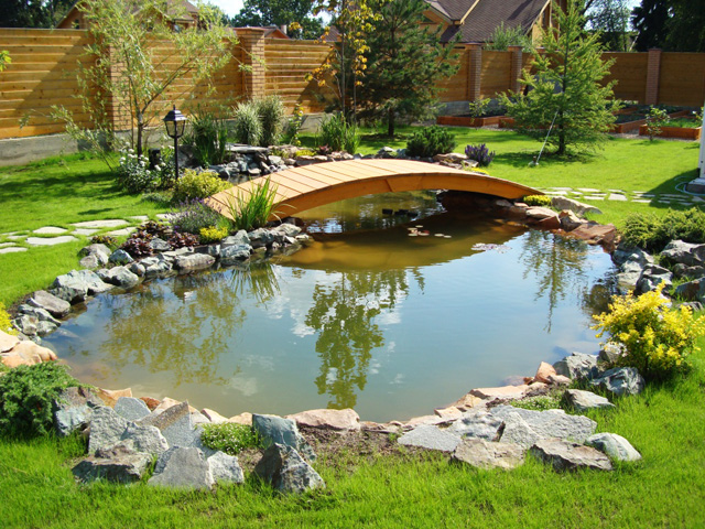 езерце с мостче