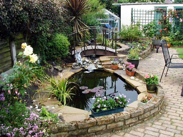Ефект с декоративно езеро в градината