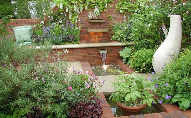 Градината – още по-ефектна с декоративни водни елементи