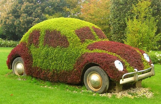 Старият автомобил “възкръсва” в градината